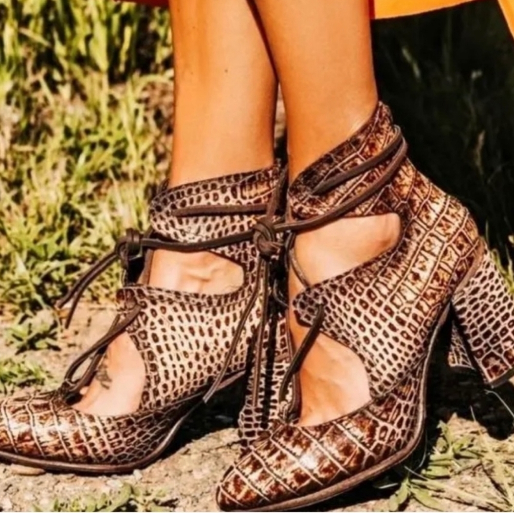 Freebird Joyce Heel in Tan Croco Size 7